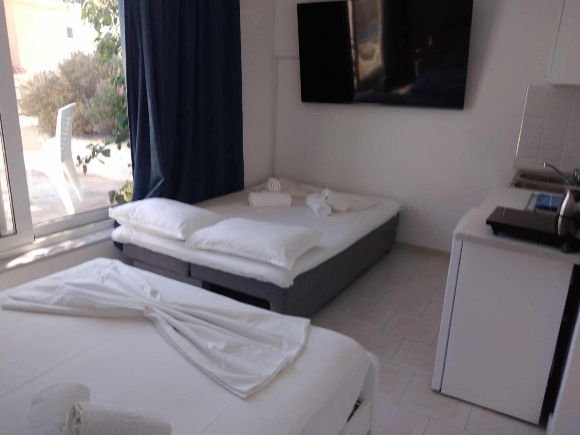 Blue Dolphin Studios And Apartment Vagia  ภายนอก รูปภาพ